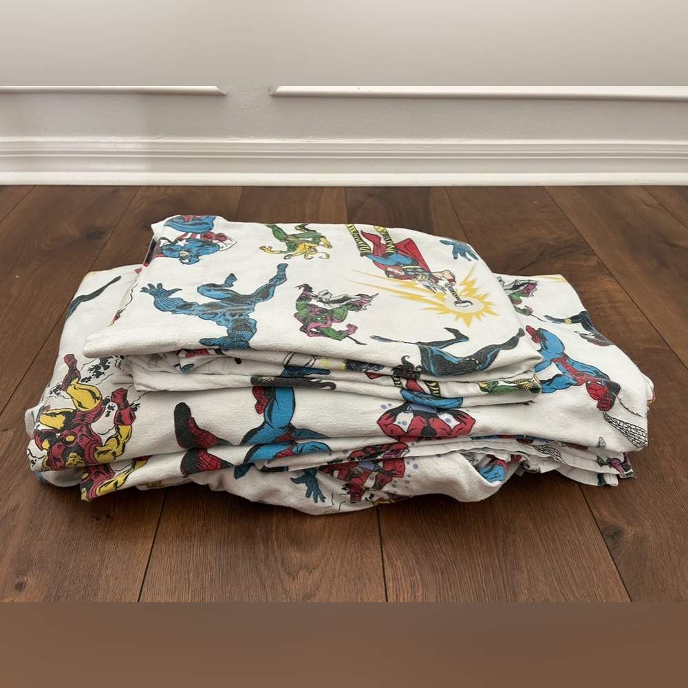 Marvel Heroes Glow-in-the-Dark Sheet Set & Pillowcases - Full Size